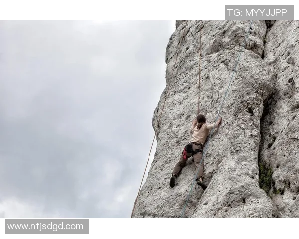 李敏的攀岩之路:从初学者到顶尖选手的心路历程与挑战 李敏的攀岩之路:从初学者到顶尖选手的心路历程与挑战