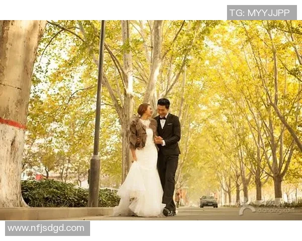 足球明星与白人妻子甜蜜生活瞬间大揭秘,感受他们的幸福与温馨时光 足球明星与白人妻子甜蜜生活瞬间大揭秘,感受他们的幸福与温馨时光